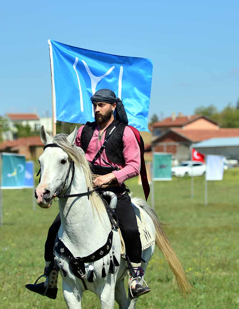 Eskişehir'de 2 yıl önce bir araya gelen okçuluk gönüllülerince oluşturulan Sultan Okçuluk Ata Sporları Derneği, kurduğu çiftlikte atlı okçular yetiştiriyor.