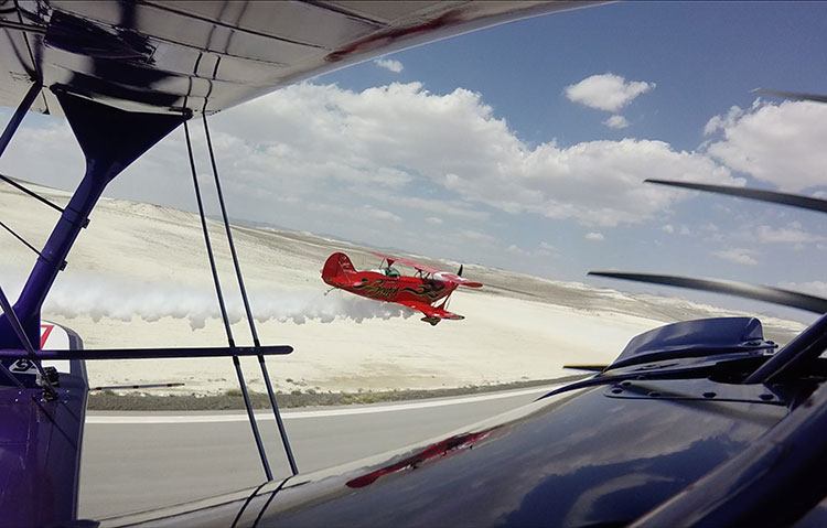 Türkiye'nin ilk profesyonel akrobasi pilotu Ali İsmet Öztürk, "Mor Menekşe" adlı uçağıyla, Türkiye'nin tek sivil kadın akrobasi pilotu kızı Semin Öztürk Şener ise kırmızı renkli "Pitts S2-B" uçağıyla birlikte gösteri uçuşu yaptı.