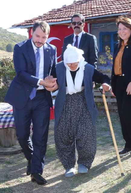 Enerji ve Tabii Kaynaklar Bakanı Berat Albayrak, 50 yıl sonra evine elektrik verilmesini sağladığı 91 yaşındaki Hesna Uslu'yu konutunda ziyaret etti.