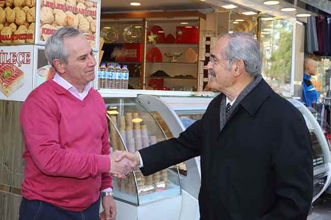 Eskişehir Büyükşehir Belediye Başkanı Yılmaz Büyükerşen Eskişehirlilerin alışveriş yapmak için tercih ettiği önemli merkezlerden biri olan Hamamyolu’nda esnaf ziyareti gerçekleştirerek, vatandaşlarla buluştu. 