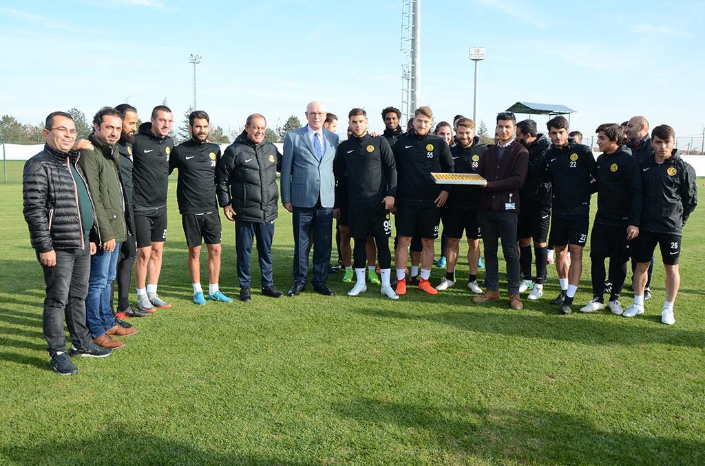 Eskişehirspor'u ziyaret eden Odunpazarı Belediye Başkanı Kazım Kurt, takımın destekçisi olmaya devam edeceklerini söyledi. 