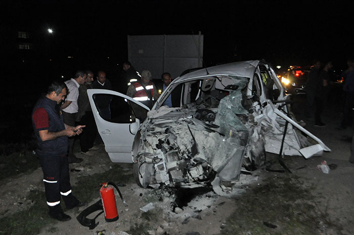Batman'da kamyonet ile otomobilin çarpışması sonucu 4 kişi hayatını kaybetti, 11 kişi yaralandı.