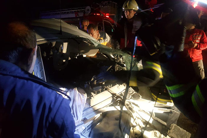 Batman'da kamyonet ile otomobilin çarpışması sonucu 4 kişi hayatını kaybetti, 11 kişi yaralandı.