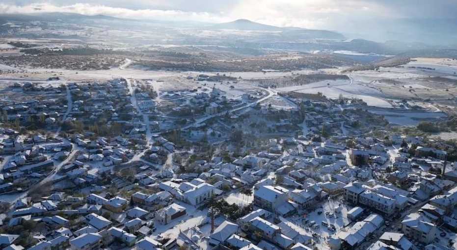 Bir hafta aradan sonra yeniden yağan karla beyaza bürünen Mihalıççık dron ile havadan görüntülenirken ortaya kartpostallık manzaralar çıktı.