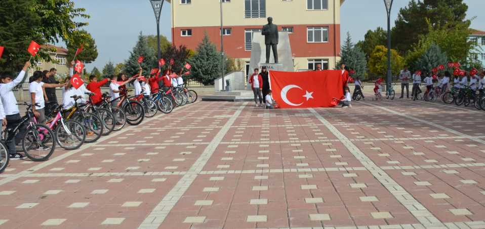Atatürk büstü önünde devam eden etkinlik Kaymakam Kübra Eroğlu, Başkan Özkan Alp ve tura katılan öğrenciler ile 100. yıl Cumhuriyet anısına Türk bayrakları ile hatıra fotoğrafı çektirdi.