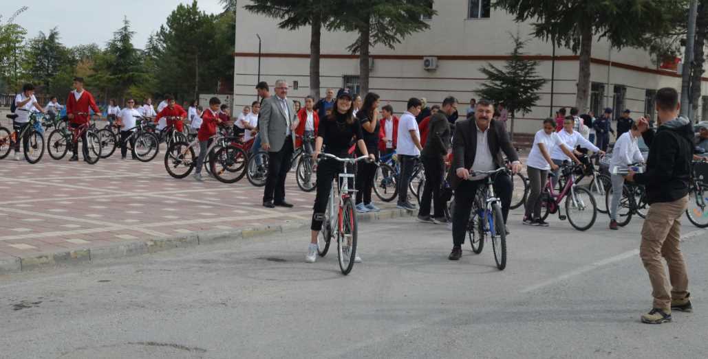 Beylikova’da Cumhuriyet'in 100. yılında düzenlenen etkinlikler kapsamında Beylikova Kaymakamı Kübra Eroğlu, Belediye Başkanı Özkan ALP ve öğrencilerin katılımıyla bisiklet turu yapıldı. 