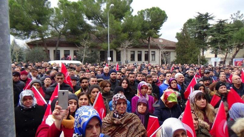 Bilecik’in Osmaneli ilçesinin AK Parti’li mevcut Belediye Başkanı Münür Şahin’in tekrar aday gösterilmemesi üzerine belediye binası önünde toplanan yüzlerce kişi duruma tepki gösterdi. 