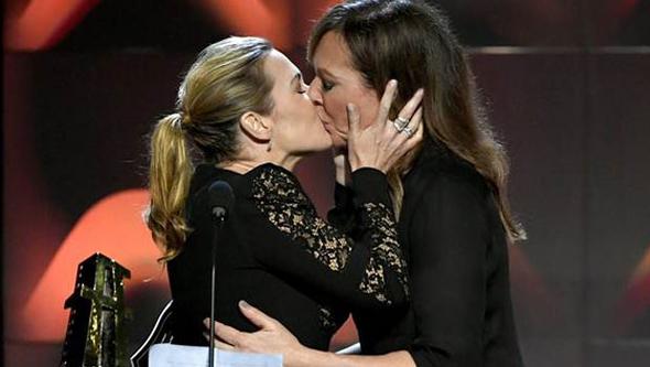 Kate Winslet, ödül aldığı Hollywood Film Ödülleri gecesinde oyuncu Allison Janney’in dudaklarına yapışarak geceye damgasını vurdu. 