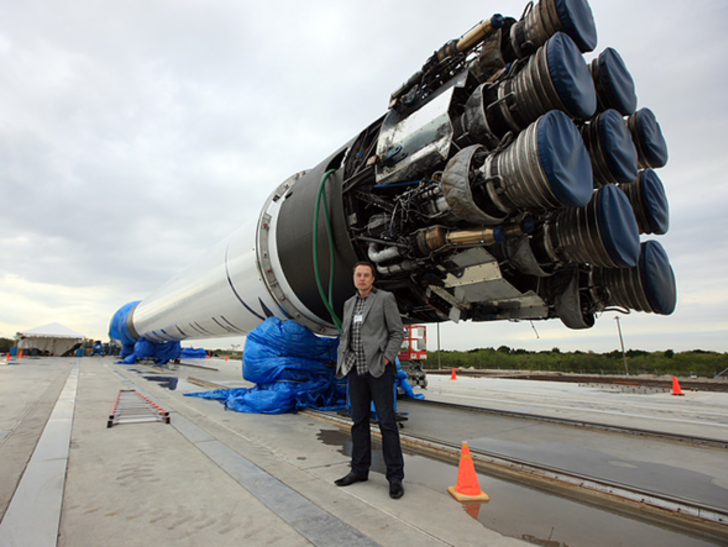 SpaceX, Falcon Heavy'nin geliştirilmesi için 7 yıl süresince 500 milyon dolar harcadı. Bu roket en yakın rakibi United Launch Alliance şirketinin geliştirdiği Delta IV'ün iki katı yük taşıyabiliyor ve daha düşük maliyetli.