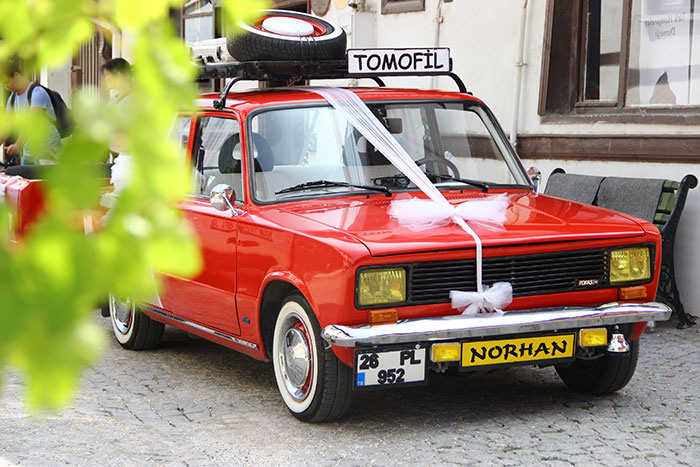 Eskişehir’de bulunan 1993 model kırmızı renk klasik bir aracın görüntüsü, yayalar kadar sürücülerin de dikkatini çekiyor. 
