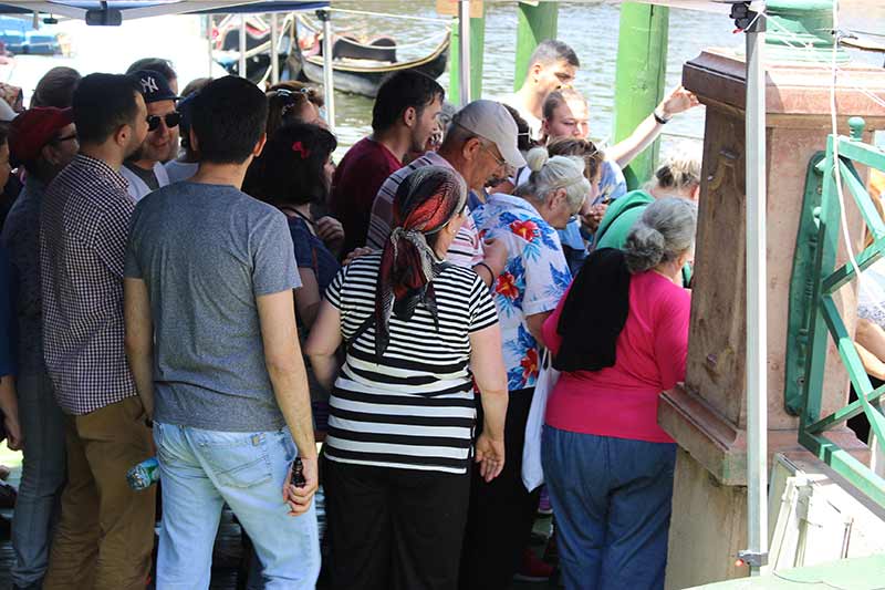 Eskişehir'de hafta sonu farklı şehirlerden gelen vatandaşlar, Porsuk Çayında gondollara ve botlara binebilmek için uzun kuyruklar oluşturdu. 