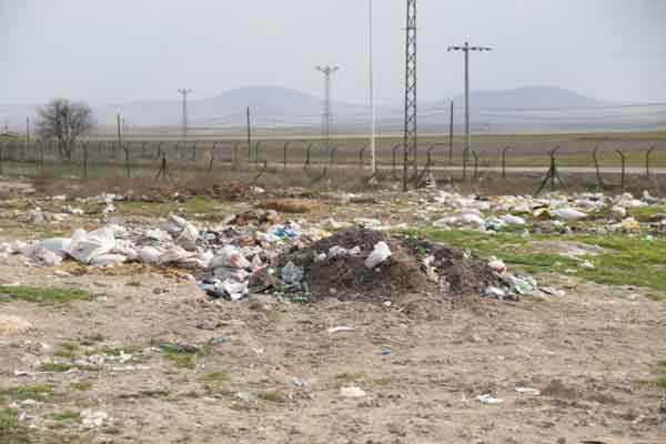 Bozan Mahallesi’ndeki arazi; atılan çeşitli inşaat, plastik, evsel atıklar nedeniyle adeta şehir çöplüğüne döndü.
