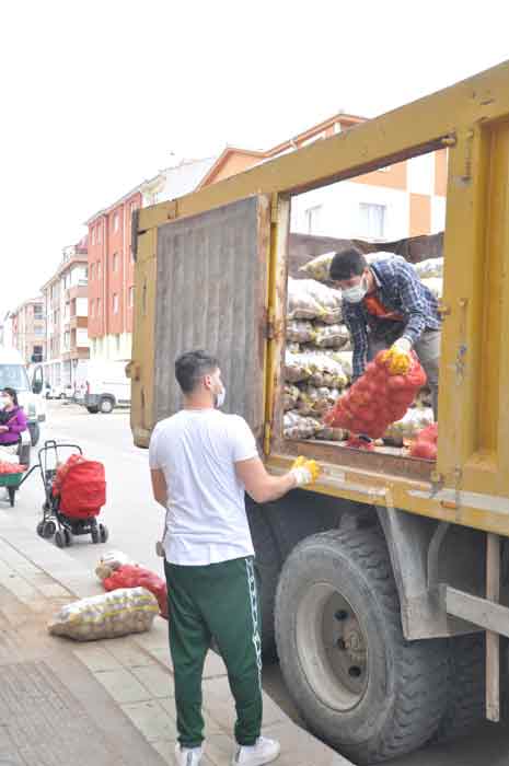Toprak Mahsulleri Ofisi çiftçinin elinde kalan 300 bin ton patates, 40 bin ton soğan ve 75 bin ton çeltiği satın alarak vatandaşa ücretsiz dağıtma kararı aldı.