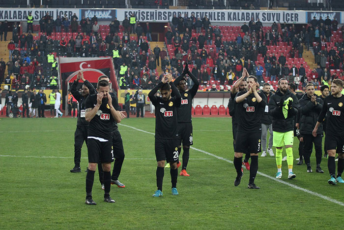 TFF 1. Lig'in 13. haftasında oynanan Eskişehirspor-Çaykur Rizespor mücadelesi 1-1 beraberlikle tamamlandı. Maçın ardından futbolcuları tribüne çağıran Eskişehirspor taraftarı, verilen mücadele için oyuncuları alkışlarken, zor günler geçiren takım için bir olan futbolcu ve taraftarların gözyaşları objektiflere yansıdı. 