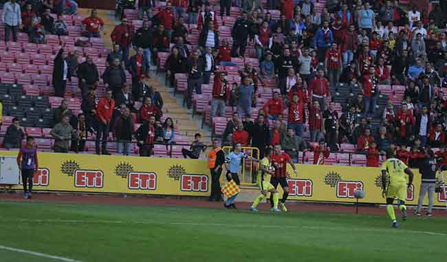 Özellikle maçın 71’nci dakikasında saha bir anda karıştı. Menemensporlu Alberk Koç, topun dışarıya çıkmasının ardından top toplayıcı olarak görev yapan Eskişehirspor’un U-15 takımında forma giyen  Ayhan Taşlı’ya tepki gösterdi. 