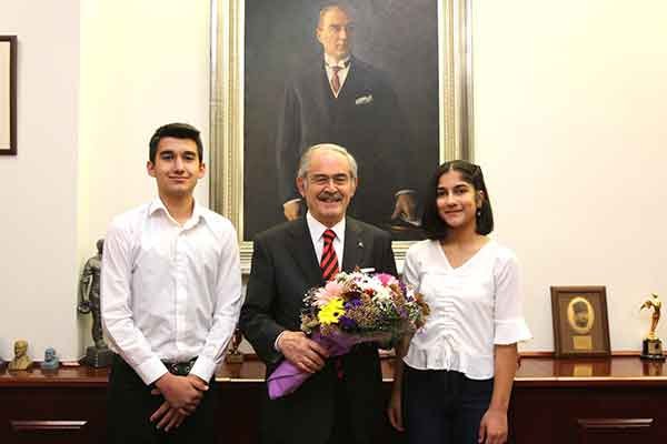 Eskişehir Büyükşehir Belediye Başkanı Yılmaz Büyükerşen 23 Nisan Ulusal Egemenlik ve Çocuk Bayramı nedeniyle koltuğunu çocuklara verdi. 