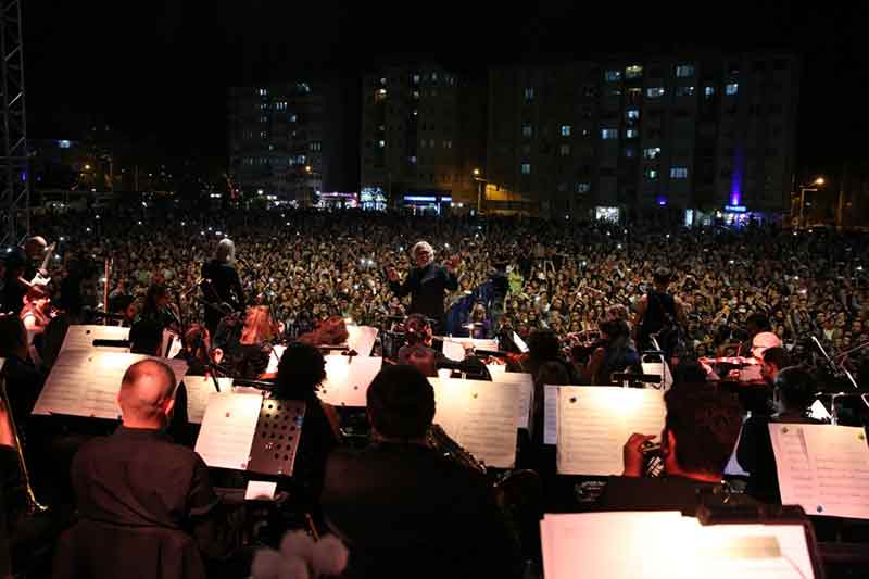 Konserde, “Acil Demokrasi, Sözlerimi Geri Alamam” gibi unutulmaz şarkıların yanı sıra Türkçe rock tarihine damga vuran şarkılar da seslendirdi.