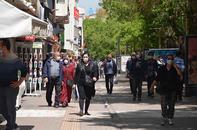 Eskişehir'de sokağa çıkma kısıtlamasının sona ermesinin ardından yine uzmanları endişelendiren görüntüler vardı.