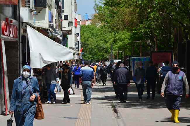 Koronavirüs tedbirleri kapsamında virüsün yaygınlaşmasını önlemek amacıyla 30 büyükşehir ve Zonguldak'ta hafta sonları sokağa çıkma kısıtlaması devam ediyor
