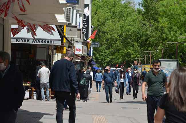 Eskişehir'de uygulanan hafta sonu sokağa çıkma kısıtlamasının sona ermesiyle birlikte vatandaşlar kendilerini yine sokağa attı.  Haber ve Fotoğraflar: Esra Ünlü