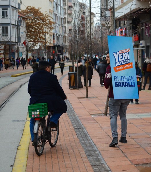Cumhur İttifakı'nın Eskişehir Büyükşehir Belediye Başkan adayı AK Parti'li Burhan Sakallı gönüllü gençlerin ürettiği "yürüyen billboard" projesini hayata geçirdi. Proje ulusal medyada da ilgi çekti.