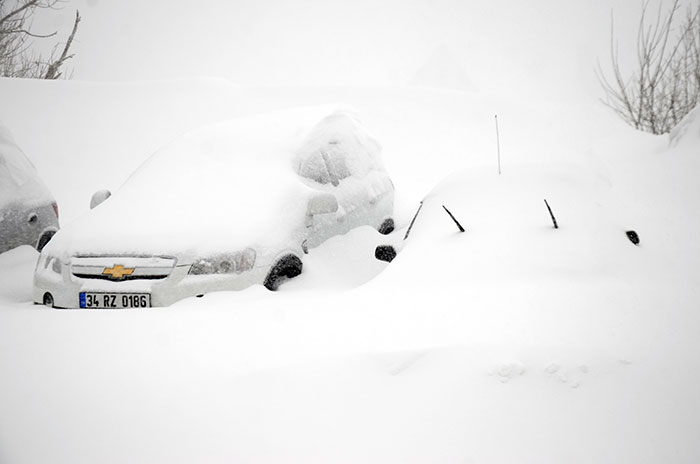 Şiddetli yağan kar nedeniyle araçlar mahsur kaldı. Dağ köylerine ulaşım sağlanamıyor