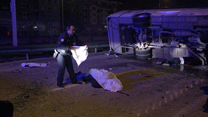 Bursa'da işçileri taşıyan servis devrilerek takla attı, kazaya karışan 3 araçtan 4 ölü çıkarılırken 11 kişi yaralı olarak hastaneye kaldırıldı.
