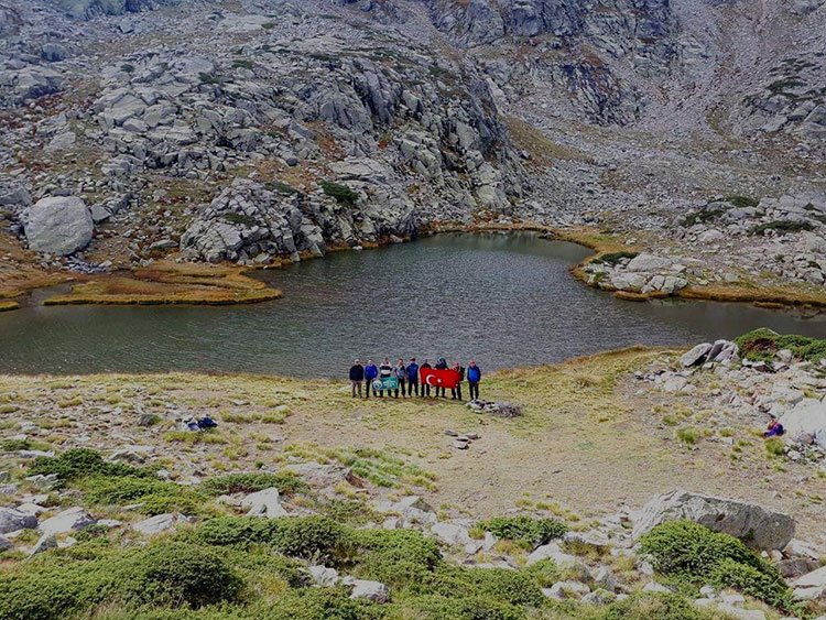 Uludağ’ın gizli kalmış güzelliklerinden olan Saklıgöl, dört mevsim doğaseverlerin ilgisini çekiyor. Yaklaşık 2200 metre yükseklikte tepelerin arasında kalan Saklıgöl'ün eşsiz manzarası, doğa yürüyüşü yapan grupları kendisine hayran bırakıyor. 