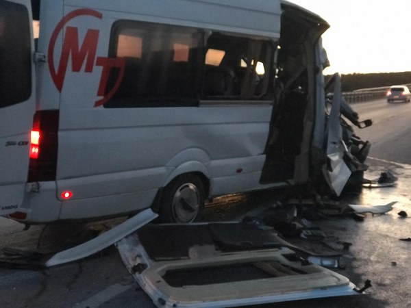 Eskişehir’de, Bursasporlu taraftarları taşıyan minibüsün tıra çapması sonucu 17 kişi yaralandı.