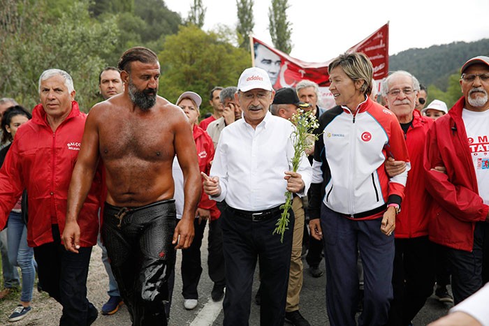 Eskişehir Büyükşehir Belediye Başkanı Prof. Dr. Yılmaz Büyükerşen, CHP Genel Başkanı Kemal Kılıçdaroğlu’nun başlattığı ve 7’nci gününe giren “Adalet” yürüyüşüne katıldı.