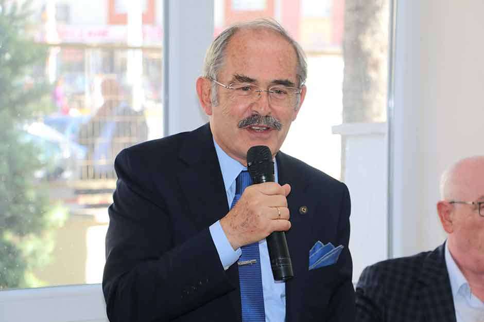 Eskişehir Büyükşehir Belediye Başkanı Prof. Dr. Yılmaz Büyükerşen Muharrem ayı dolayısıyla çeşitli dernekler tarafından düzenlenen Aşure Günü etkinliklerine katıldı.