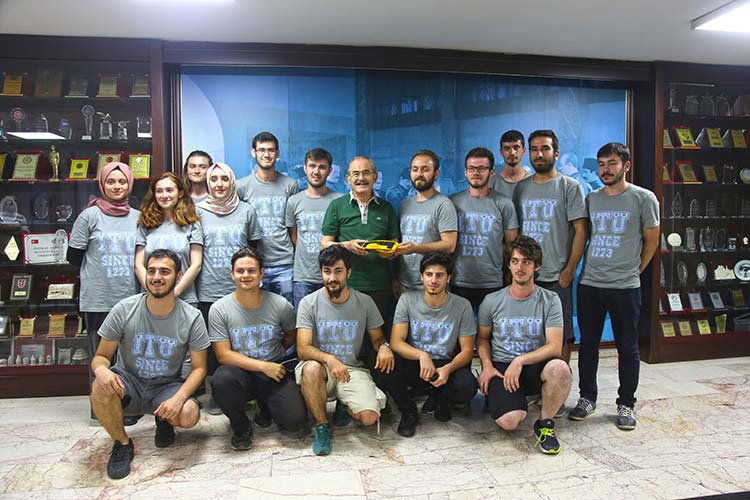 Eskişehir’e güneş enerjisi ile çalışan arabalarının tanıtımını yapmak için İstanbul Teknik Üniversitesi’nden gelen 23 öğrenci, Büyükşehir Belediye Başkanı Prof. Dr. Yılmaz Büyükerşen’i ziyaret ettiler.
