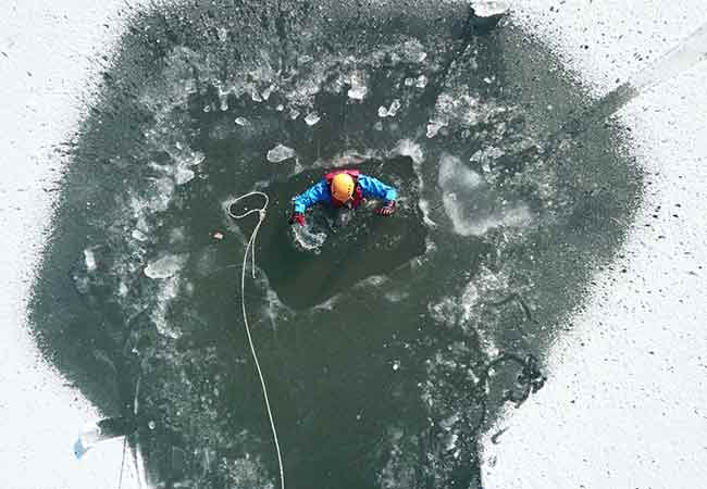 AFAD yetkilileri, ekiplerin farklı kurtarma tekniklerini uygulamalı olarak yerine getirdikleri tatbikatın, buz üzerine çıkmanın güvenli olmadığına ilişkin toplumda farkındalık oluşturmak amacıyla yapıldığını belirtti.