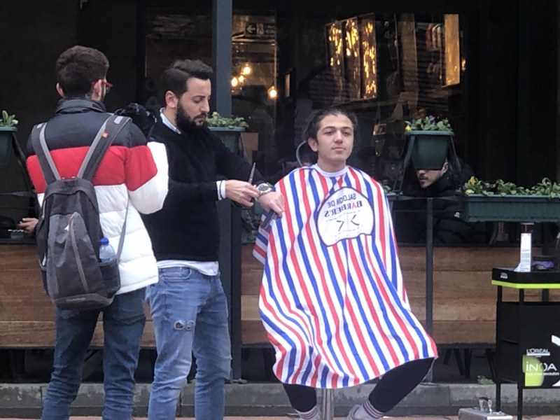 Eskişehir’de bir öğrenci, cadde ortasında tıraş oldu. Caddeden geçen kalabalığa aldırış etmeden tıraşını olan gencin görüntüleri vatandaşlar tarafından kaydedildi. 