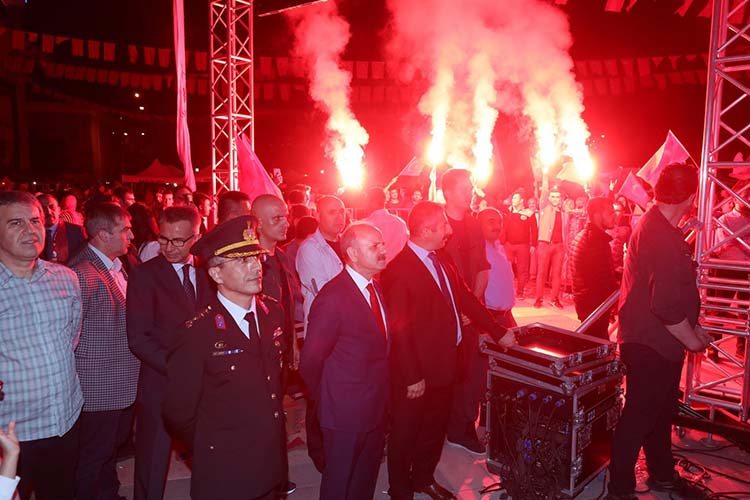Eskişehir Valisi Özdemir Çakacak, ’15 Temmuz Özel Programı’na yoğun ilgi gösteren vatandaşlara teşekkür etti.