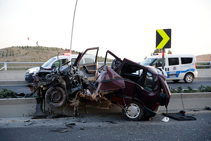 Ankara'da meydana gelen iki ayrı kazada bir kişi öldü, bir kişi yaralandı.