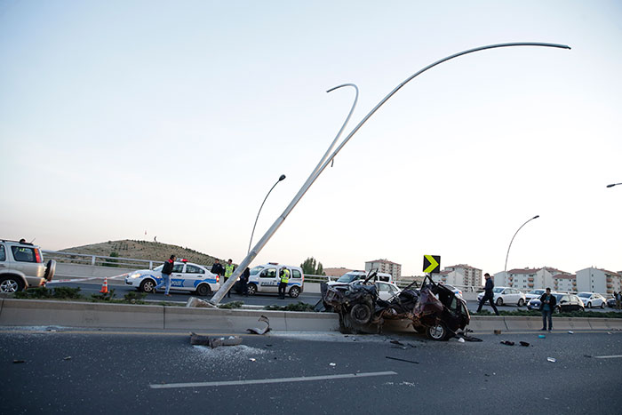 Ankara'da meydana gelen iki ayrı kazada bir kişi öldü, bir kişi yaralandı.