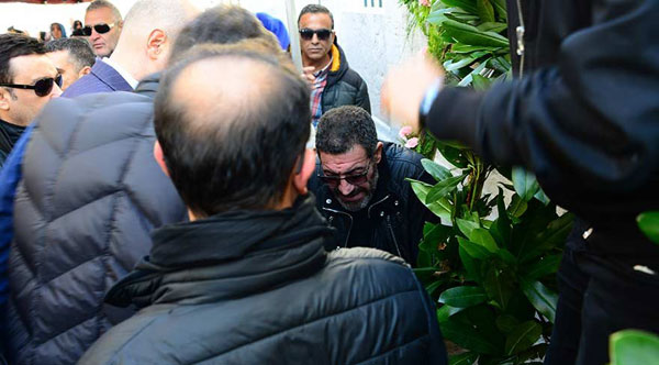 Meslektaşı Hakan Altun'un babası Hasan Altun'un cenazesine katılan şarkıcı Reyhan Karaca, cenazede selfie yapmaya çalışan bir kadının telefonunu elinden aldı.