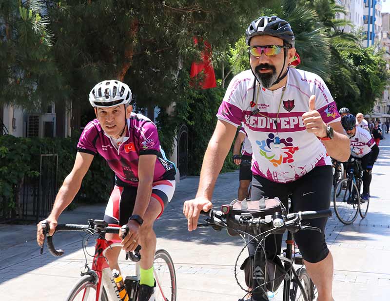 İstanbul’dan bisikletle 410 kilometrelik yolu yaklaşık 15 saat pedal çevirerek kat eden bir grup Boyoz yemek için İzmir’e geldi. Kahvaltıda Boyoz ve yumurta yiyen grup, Boyoz’u çok beğendiklerini ve kat ettikleri yolun buna değdiğini söyledi. 