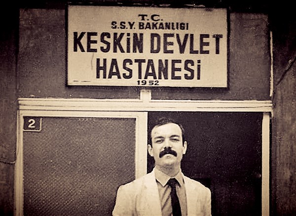 Ercan Kesal, 1959 yılında Nevşehir'in Avanos ilçesinde dünyaya geldi. Eğitim hayatını 1984 yılında Ege Üniversitesi Tıp Fakültesi'nden mezun olarak tamamlayan Kesal, bir süre boyunca Keskin Devlet Hastanesi'nde çalıştı.