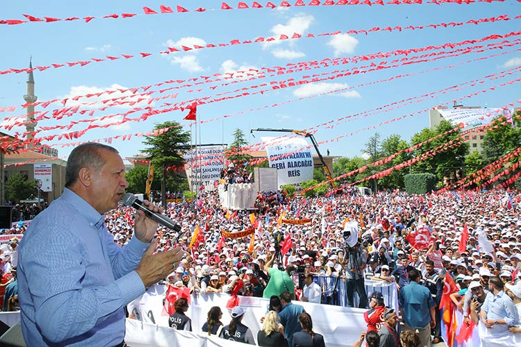 Eskişehir mitinginde halka hitap eden Cumhurbaşkanı Erdoğan, "Eskişehir'i Türk Dünyası 2019 eğitim başkenti ilan ediyoruz. Üniversiteleriyle ilköğretimden liseye kadar ülkemizin en önemli altyapısına sahip Eskişehir’e bu yakışırdı" dedi. 