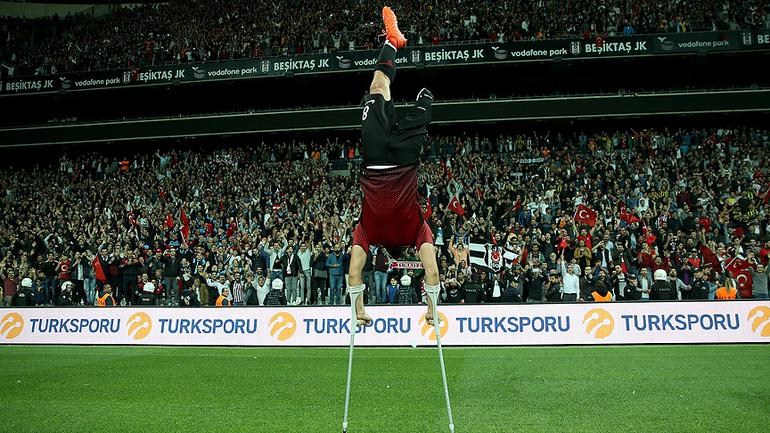 Cumhurbaşkanı Erdoğan'ın "spor" kategorisindeki tercihi AA foto muhabiri Abdullah Coşkun'un çektiği "Türkiye'nin sevinci" isimli fotoğrafı oldu. Fotoğrafta, Türkiye'nin ev sahipliğinden düzenlenen Avrupa Ampute Futbol Federasyonu (EAFF) Avrupa Şampiyonası final mücadelesinde İngiltere'ye mağlup ederek şampiyon olan Türkiye Ampute Milli Takımı'nın, maçın son düdüğü ile yaşadığı sevinç anlatılıyor.