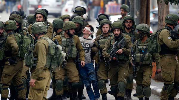 Cumhurbaşkanı Erdoğan, "haber" kategorisinde AA foto muhabiri Wisam Hashlamoun'un, ABD Başkanı Donald Trump'ın "Kudüs'ü İsrail'in başkenti olarak tanıması" kararını açıklamasının ardından, Batı Şeria'nın El Halil kentinde yaşanan olaylar sırasında İsrail askerlerinin gözaltına alıp gözlerini bağlayarak götürdüğü 16 yaşındaki Fevzi El-Junidi isimli Filistinli çocuğu konu alan ve tüm dünyada büyük yankı uyandıran "Direnişin sembolü 16 yaşındaki çocuk" isimli fotoğrafını oyladı.