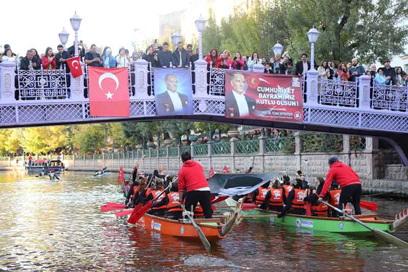Köprübaşı’nda kurulan dev sahneden 29 Ekim için hazırlanan klipin yayınlandığı etkinlikte, Büyük Önder Mustafa Kemal Atatürk’ün sevdiği dans olan vals ve zeybek gösterisi yapıldı. Dans sırasında  dev ekrandan Atatürk’ün fotoğrafları yansıtıldı.