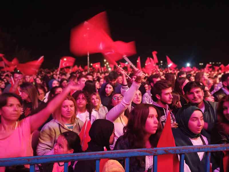 Cumhuriyet'in 100. Yılı etkinlikleri kapsamında Sazova Bilim Kültür ve Sanat Parkı'nda Türk Pop müziğinin önemli isimlerinden Gülşen "100. Yıl Konseri"nde Eskişehirlilerle buluştu