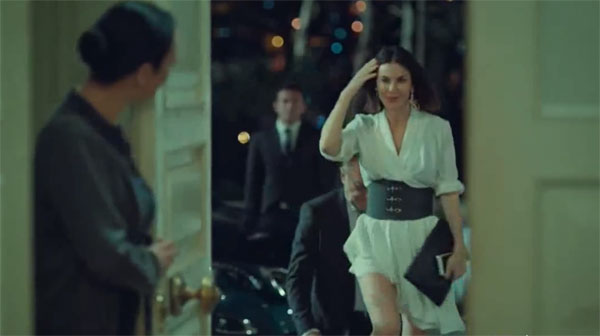 Star TV'nin sevilen dizisi İstanbullu Gelin'in 36. bölüm fragmanında Defne Samyeli, en çok dikkat çeken isim oldu. 