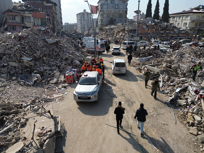 Kahramanmaraş merkezli meydana gelen iki büyük depremin ardından arama kurtarma çalışmalarının devam ettiği Hatay’da ortaya çıkan korkunç yıkım dron ile görüntülendi.