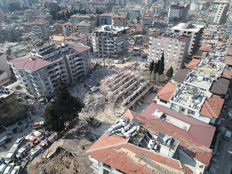 Deprem felaketinin 6'ncı gününde Antakya’da çekilen dron görüntülerine, insanların ve ekiplerin enkaz çevresindeki kurtarma çalışmaları ve oluşan yoğunluk yansıdı.