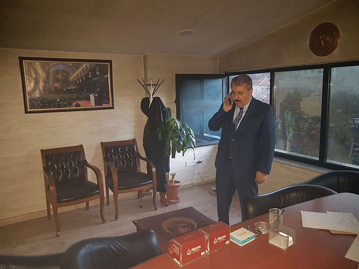 Büyük Birlik Partisi (BBP) Genel Başkanı Mustafa Destici, dün makam odasındaki klimanın patlaması sonucu meydana geldiği değerlendirilen yangında zarar gören yerleri inceledi.
