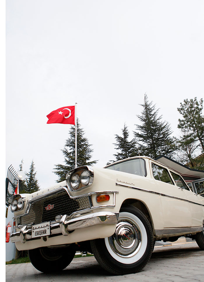 Eskişehir'de kurulu Türkiye Lokomotif ve Motor Sanayii AŞ'de (TÜLOMSAŞ) sergilenen Türkiye'nin ilk yerli otomobili Devrim, 57 yıllık süreçte ilk kez kapsamlı bakımdan geçirildi.